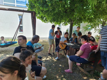 zenélés a szabadban