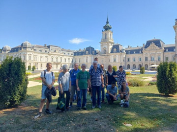 Csoportkép  a keszthelyi Festetics-kastély előtt 