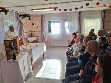 Szentbeszédet hallgatják a jelenlévők 