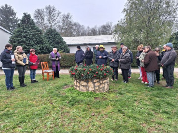 Frigyes Atya és a hívők körbe állják a koszorút
