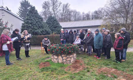 Adventi gyertyagyújtás  az udvaron 