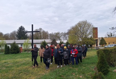 Közös éneklés közben sétálunk a következő állomáshoz 