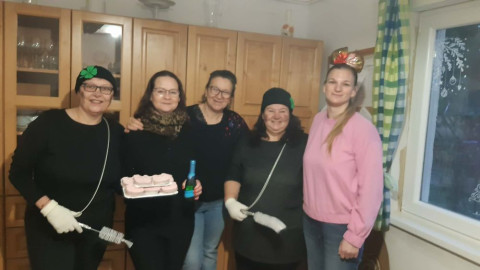 Indul a köszöntés