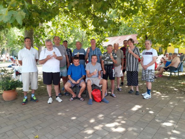 A csapat.2026. 08. 28-án a nyáron utolsó alkalommal mentünk ismét strandolni tizenhárom fő ellátottunkkal a mesteri termálfürdőbe. Reggeli érkezésünket követően még hűvösebb volt az idő, így a kora délelőtti időszakban bent, majd később a kinti melegvizes medencékben úsztunk, pihentünk lakóinkkal. Mindenki nagyon jól érezte magát a kellemes 36 fokos vízben. A fürdőzést alatt ismét jókat beszélgettünk, nevetgéltünk a mai csapatunkkal is. A fürdés alatt több alkalommal kimentünk a vízből pihenni. A fürdő étt