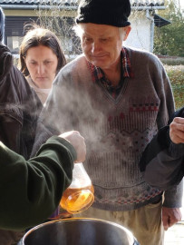 A gőzölőgő arany színű tea kínálása