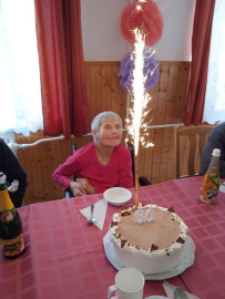 Az ünnepelt a szülinapi tortával