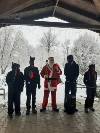 A Mikulás megajándékozza a lakókat