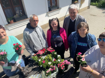 Hazaérve a virágokkal