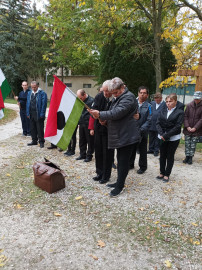 Tisztelgés a hősök emléke előtt