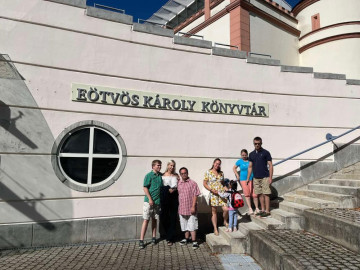 könyvtár előtt