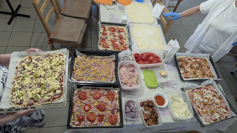 Készülnek a pizzák