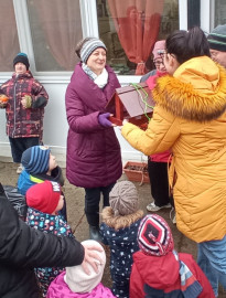 Megérkezett a madáretető a  Hóvirág bölcsödésektől.