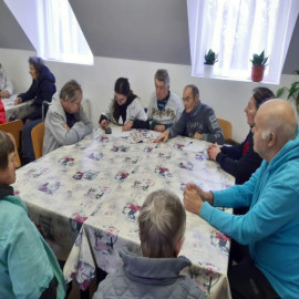 Az ellátottak szabadidős foglalkozás keretében társas játékkal töltik az idejüket.