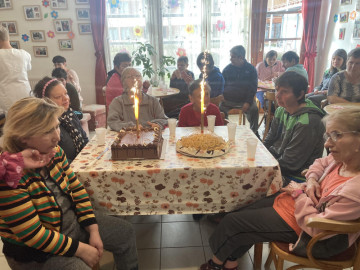 Meggyújtottuk a tűzijátékot a gyönyörű tortákon (párizsi krémes kókuszocs csokitorta és gyümölcsös túrókrémmel töltött charlotte torta), miközben dallal köszöntöttük Zsuzsannáinkat és Juliannáinkat.