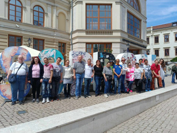 Csoportkép a Sopron felirat előtt a Liszt Ferenc Kulturális Központnál