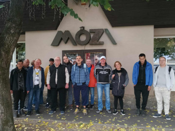 Csoportkép a mozi előtt