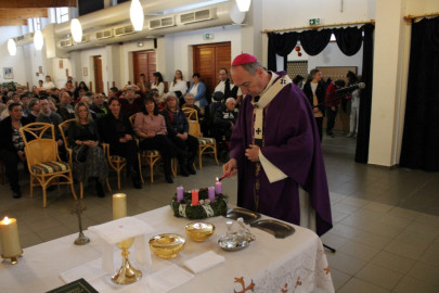 Dr. Udvardy György veszprémi érsek meggyújtja az adventi koszorú első gyertyáját