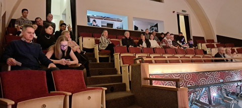 Elfoglaltuk helyeinket a nézőtéren