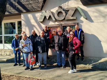 Csoportkép a mozi előtt