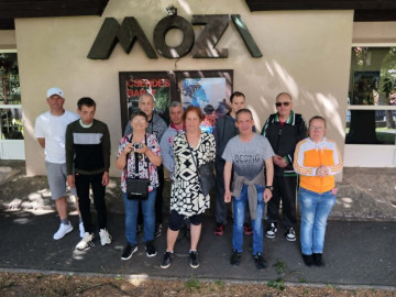 Csoportkép a mozi előtt