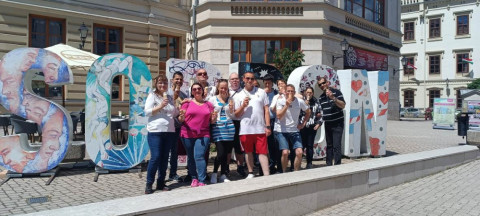 Csoportkép a Sopron felirat előtt a Liszt Ferenc Kulturális Központnál