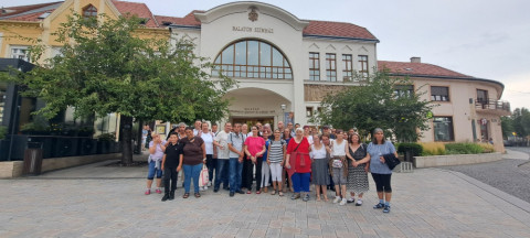 Csoportkép a Balaton színház előtt