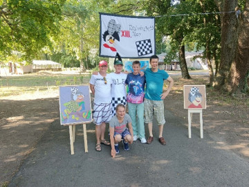 Csoportkép a kabalával