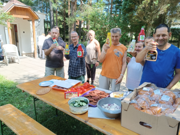 A hamburger valamennyi hozzávalói az asztalra kerültek.