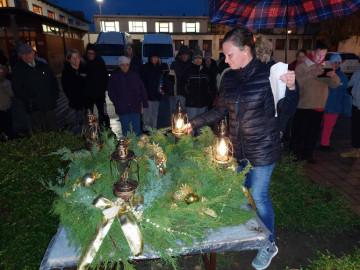 Az adventi koszorún meggyújtottuk a második gyertyát. 