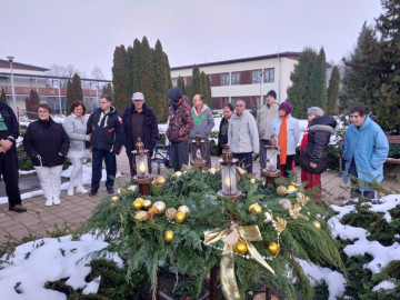 Ellátottaink és munkatársaink az Adventi koszorú körül. 