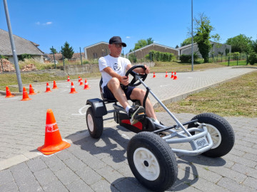 Gokartozás a szlalom pályán