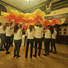 A színes kendők táncosaink kezében a lángnyelvet jelképezik