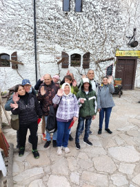 Közös csoportkép a várfalnál