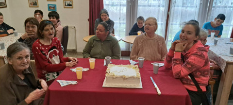 Dallal és hatlapos tortával köszöntöttük Sz. Zsuzsannát a 78-ik születésnapján, Zsuzsannáinkat és Bernadettet névnapjukon. (Február)