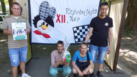 Csoportkép a jól megérdemelt emléklappal és ajándékcsomaggal