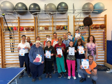 Résztvevők az emléklapokkal