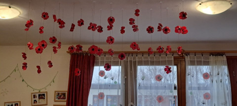 A pipacsok felkerültek az általam megálmodott helyre, a társalgó mennyezetére, ahol táncolnak a szellő mozgására