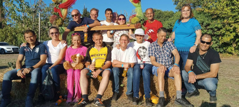Csoportkép fellépés után az őszi fotófalnál