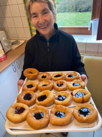 A lekváros fánkok tálalásra készen állnak Julcsi kezében egy nagy tálcán.