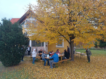 Őszi hangulatban az étel elfogyasztása közben