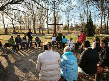 „Az örök világosság fényeskedjék nekik!” – november 1-jén a keresztnél mécsesek fénye lobogott elhunytjaikért