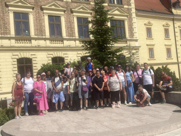 Ha már dottózás nem volt, készült csoportkép a keszthelyi főtéren