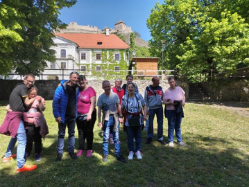 Csoportkép a Népkertben, háttérben a Püspöki Palota és a Sümegi vár