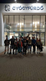 Éjszakai program után a fürdő bejáratánál