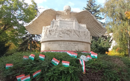 Az általunk  készített zászlókkal.