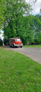 Érkezik a Raposkai Önkéntes Tűzoltó Egyesület a pancsoló-locsoló autóval