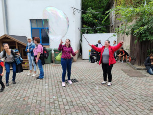 Óriás buborék készítés közben