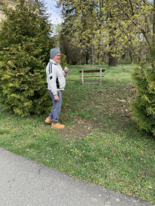 Ő is talált egy fehér tojást a bokorban.