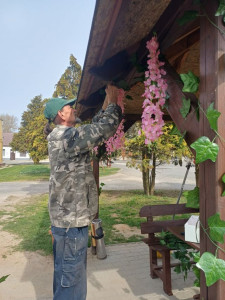 Az udvart is virágokkal dekoráltuk