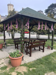 A kiülőhely elkészült, borostyán és rózsaszín virág díszíti.